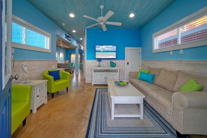 غرفة معيشة مريحة.