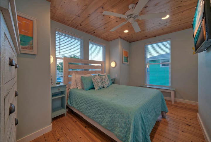 تحتوي غرفة النوم الرئيسية على سرير بحجم كبير.