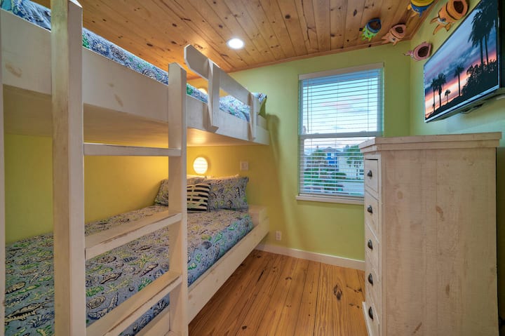 سرير بطابقين.