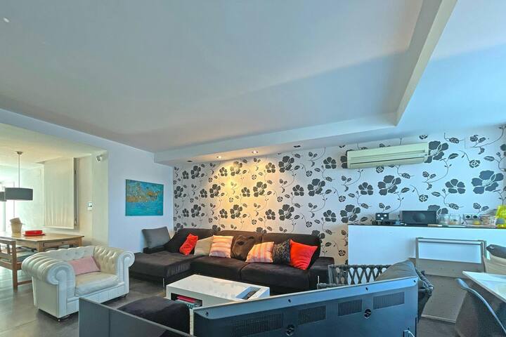 Luxury 9p Ap in center Wifi airco & garage 2 cars gallery image 3