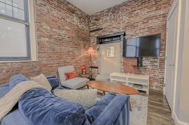 Great Location | 4bed Loft | Parking Optional gallery image 5