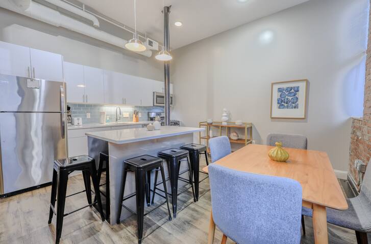 Great Location | 4bed Loft | Parking Optional gallery image 3