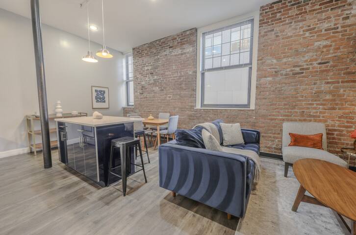 Great Location | 4bed Loft | Parking Optional gallery image 2