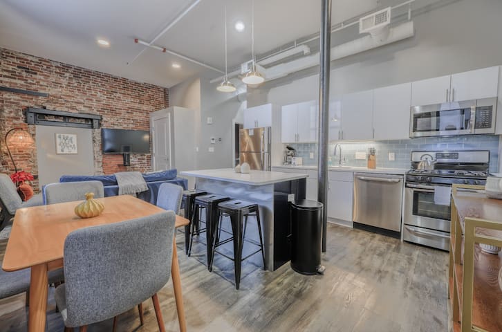 Great Location | 4bed Loft | Parking Optional