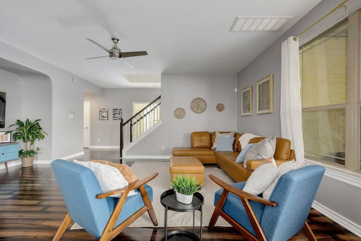 Huge 4000sqft Home ~Game Room~ Safe Neighborhood