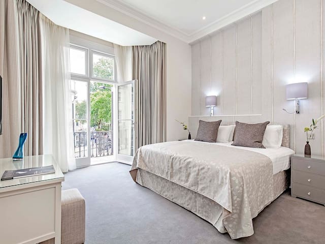 Knightsbridge Two Bedroom Apartment with Balcony gallery image 5