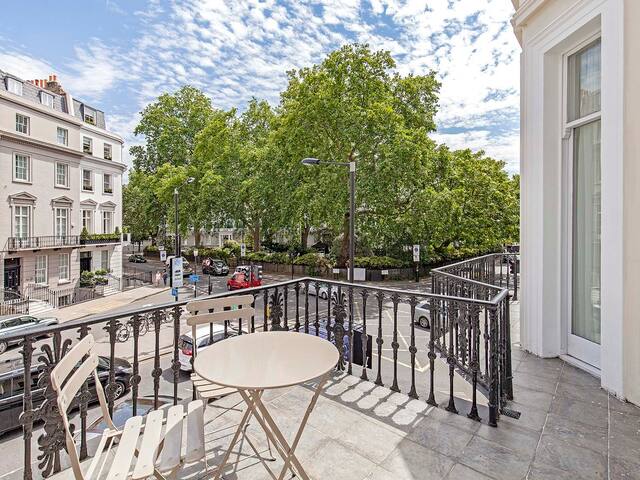 Knightsbridge Two Bedroom Apartment with Balcony gallery image 3
