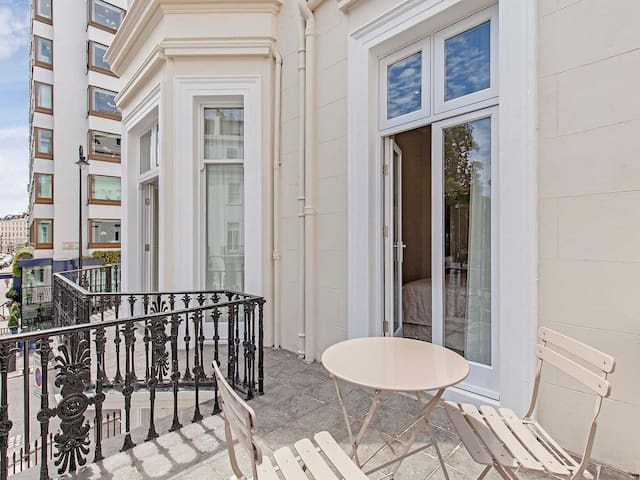 Knightsbridge Two Bedroom Apartment with Balcony gallery image 5