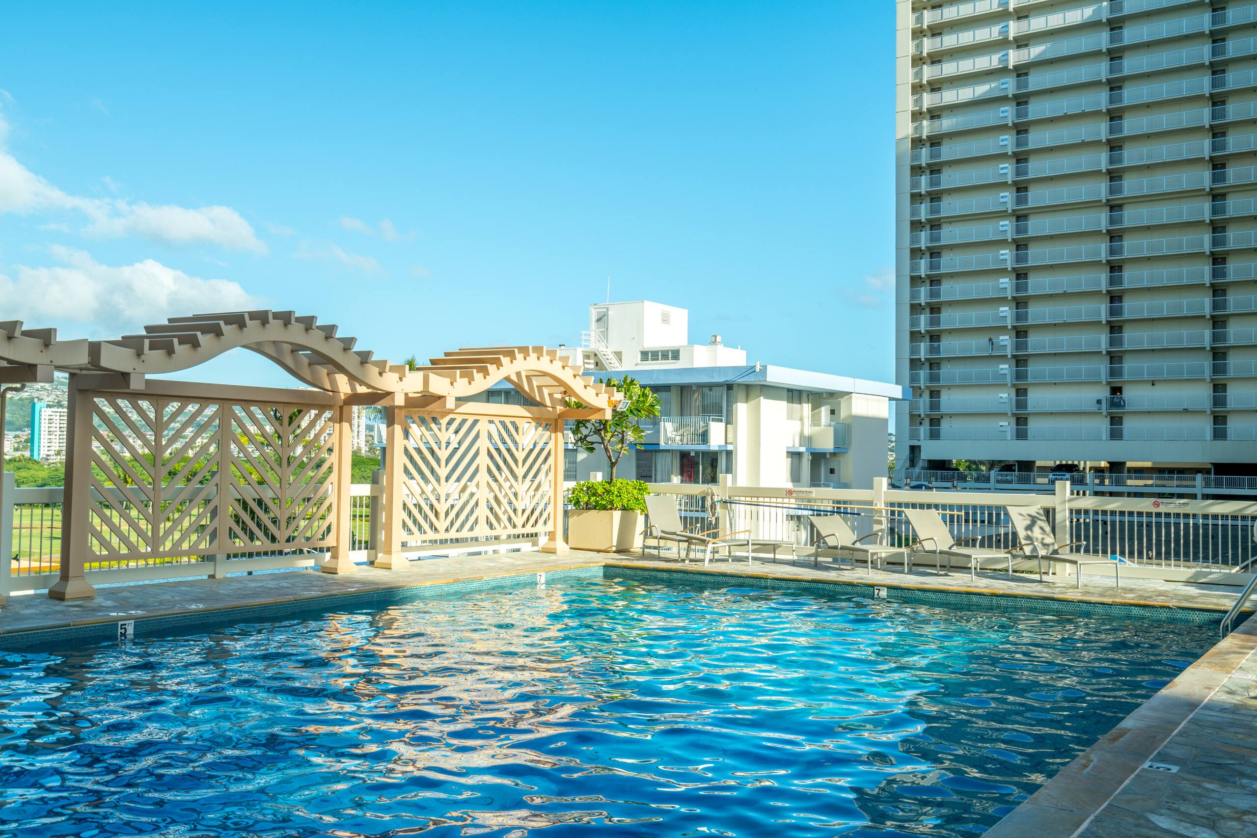 Condo in Honolulu · ★4.25 · 1 bedroom · 2 beds · 1 bath - Image 8