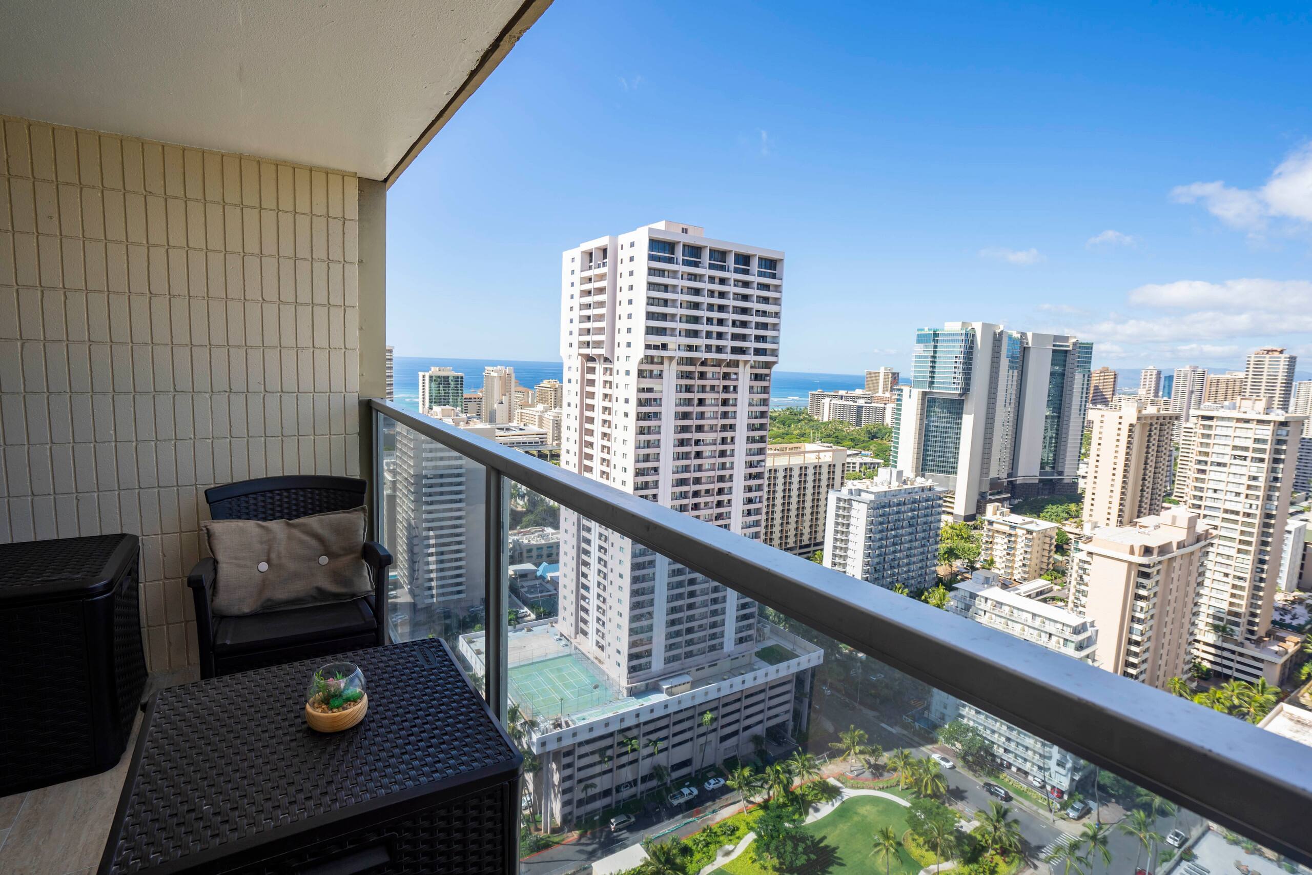 Condo in Honolulu · ★4.25 · 1 bedroom · 2 beds · 1 bath - Image 1