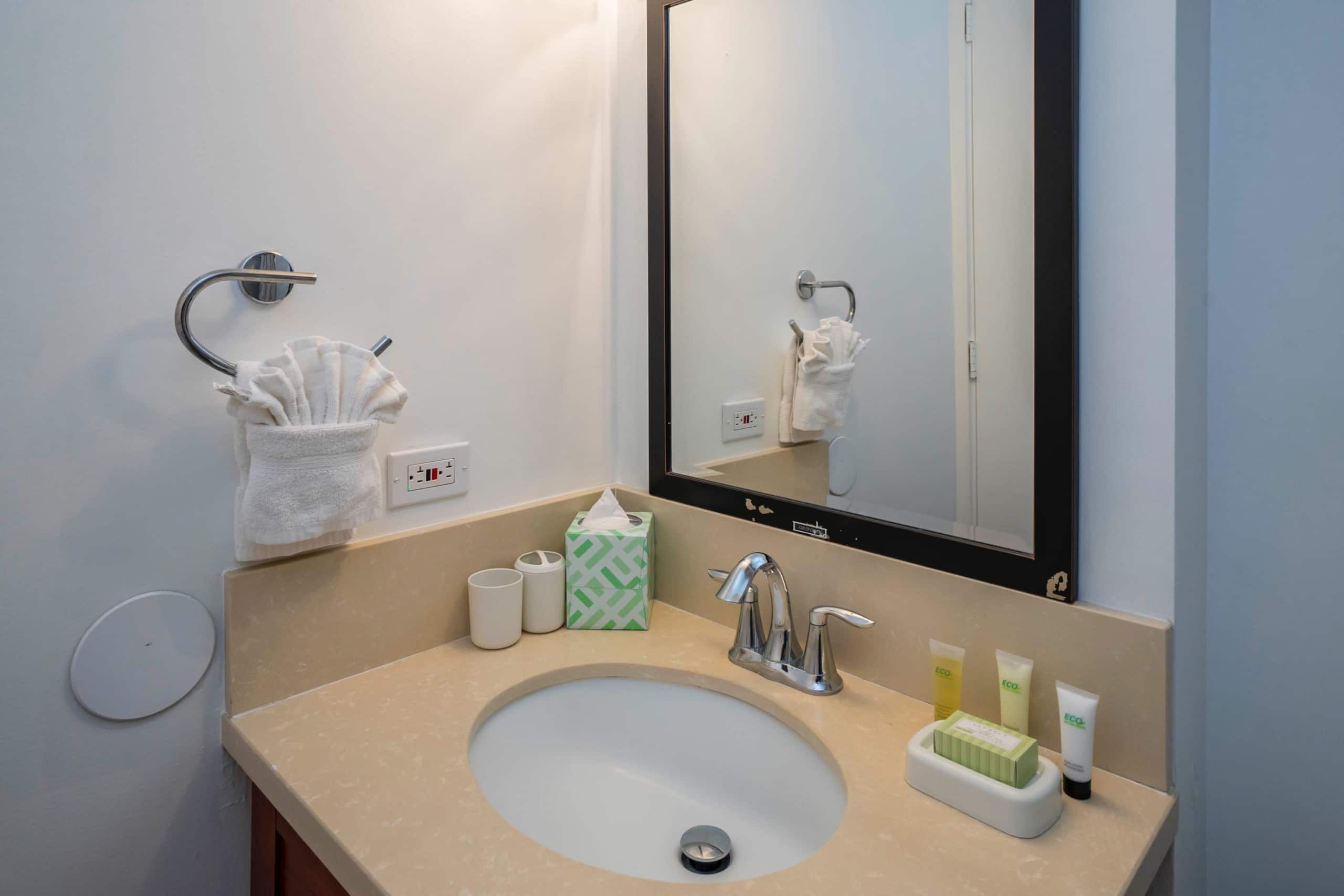 Condo in Honolulu · ★4.25 · 1 bedroom · 2 beds · 1 bath - Image 35