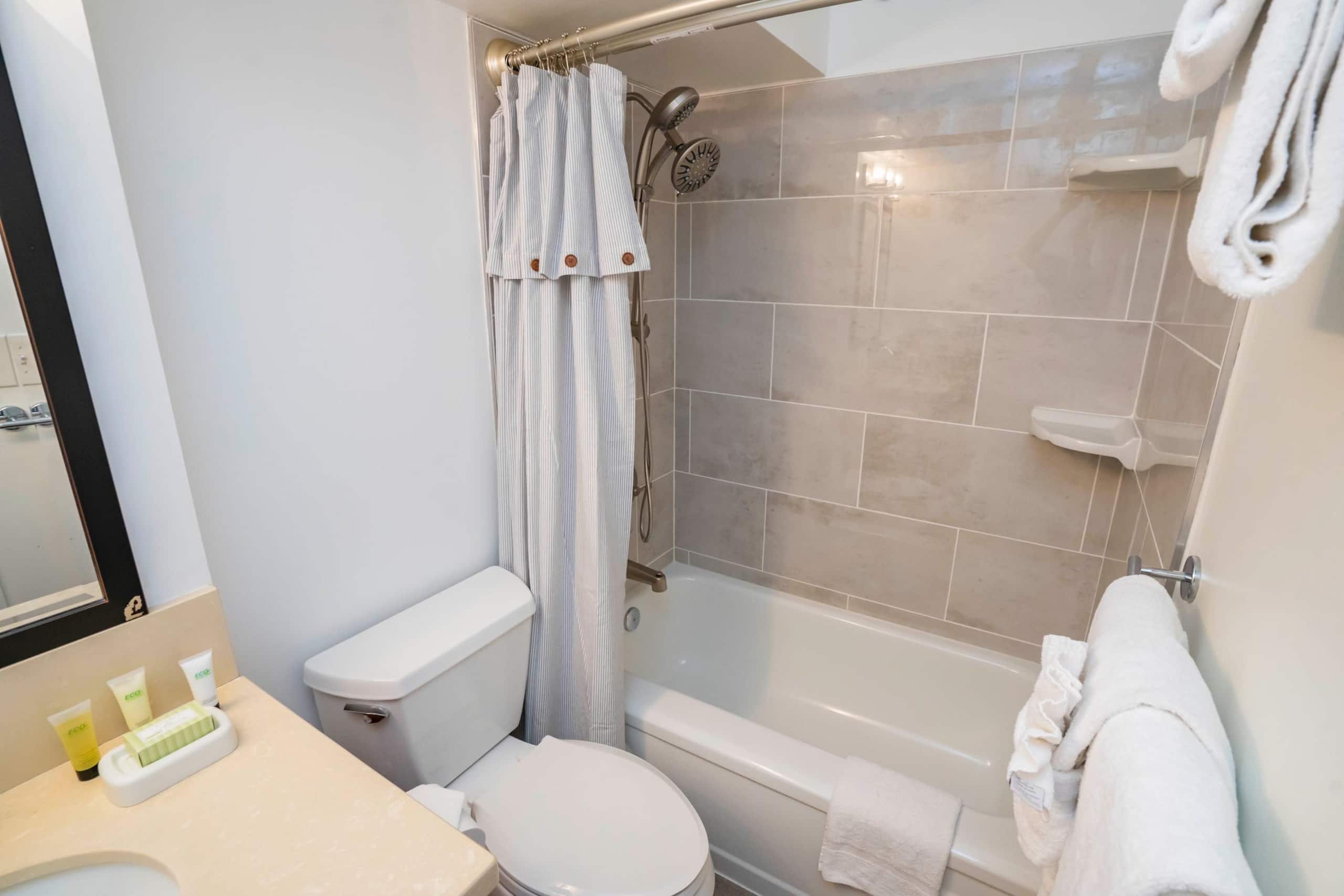 Condo in Honolulu · ★4.25 · 1 bedroom · 2 beds · 1 bath - Image 34