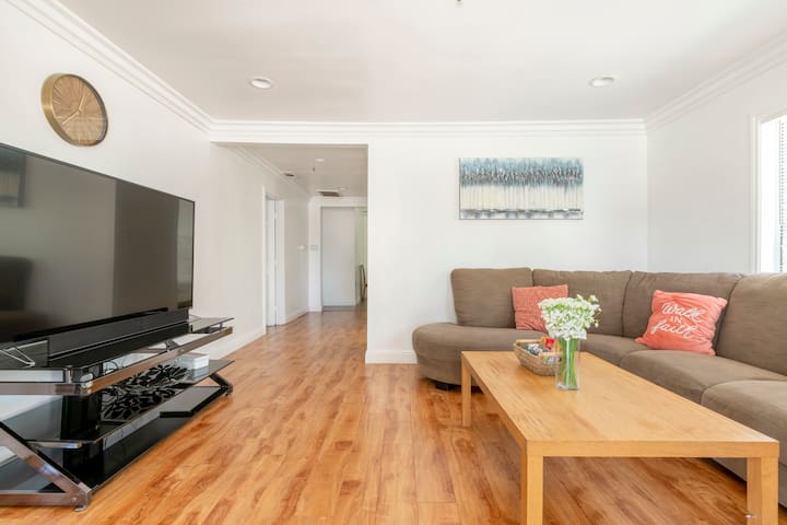 Relaxed 6BR/4BA Duplex in Alhambra