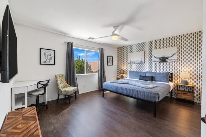 Пространа главна спална соба со биро и паметен телевизор