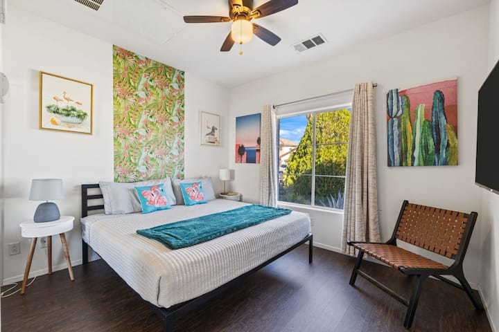 Стилска и вогуинска каса со паметен телевизор, дополнителни места за седење и мини фрижидер