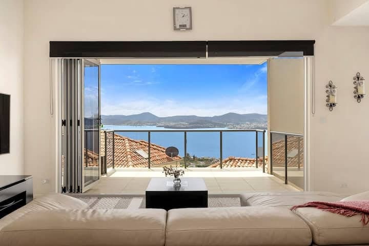 “The View” Luxury home 5 bed/3 bath 3km to Casino gallery image 3