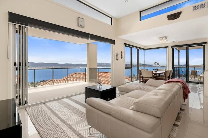 “The View” Luxury home 5 bed/3 bath 3km to Casino gallery image 2