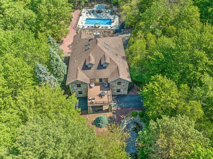 Majestic Cabin near all attractions Private PoolH Castles for Rent