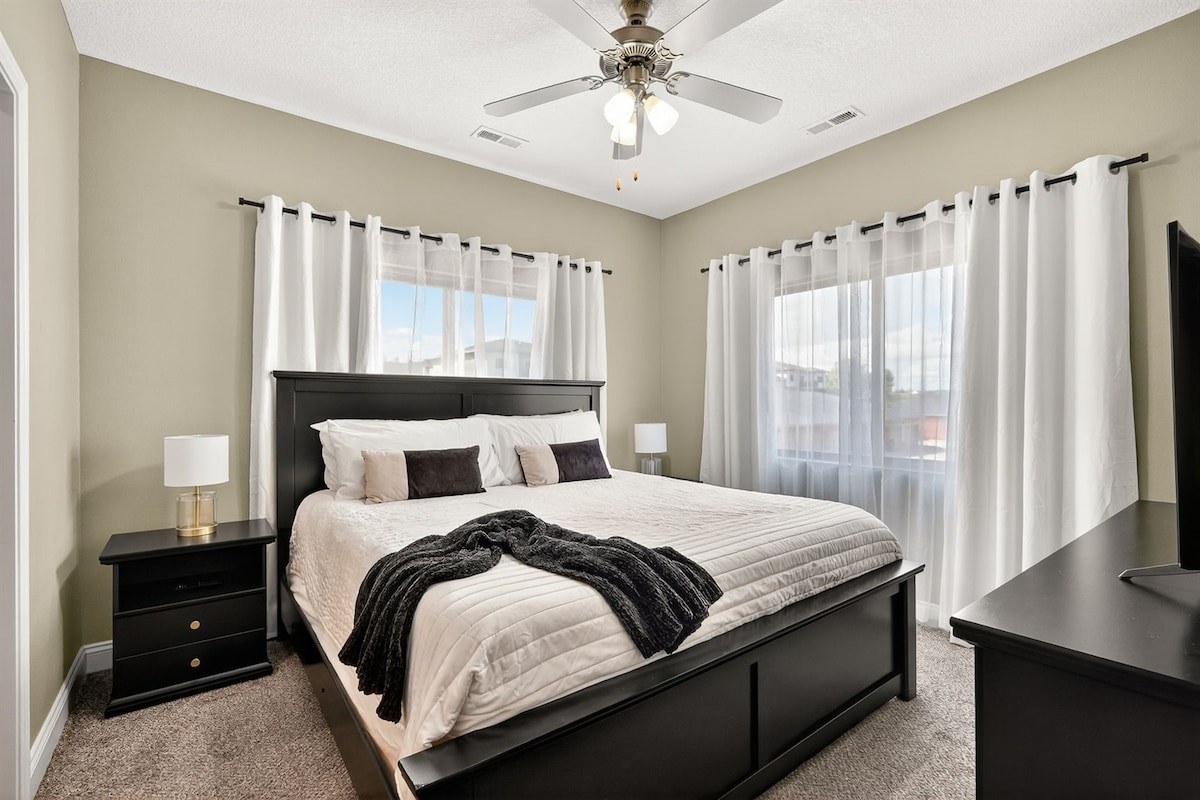 وحدة الزاوية = الكثير من الضوء!  غرفة النوم الرئيسية بسرير كبير وستائر تعتيم الغرفة.