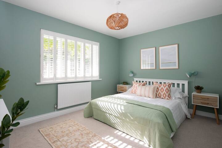 Une chambre king size élégante avec literie fraîche