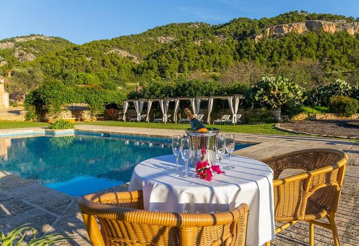 Historica house with Pool free wifi gallery image 5