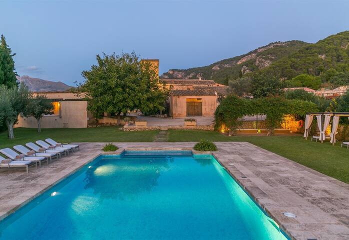 Historica house with Pool free wifi gallery image 3