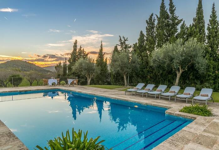 Historica house with Pool free wifi gallery image 4