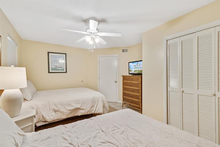 الراحة والملاءمة لجميع الضيوف! تتميز غرفة نوم الضيوف المجهزة تجهيزًا جيدًا بسريرين مريحين بحجم كوين، مما يوفر ترتيبات نوم مرنة مثالية للعائلات أو الأصدقاء المسافرين معًا.