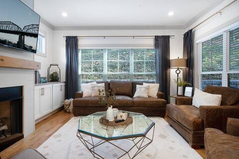 Northshore Coolidge Retreat - Spacious New Build!