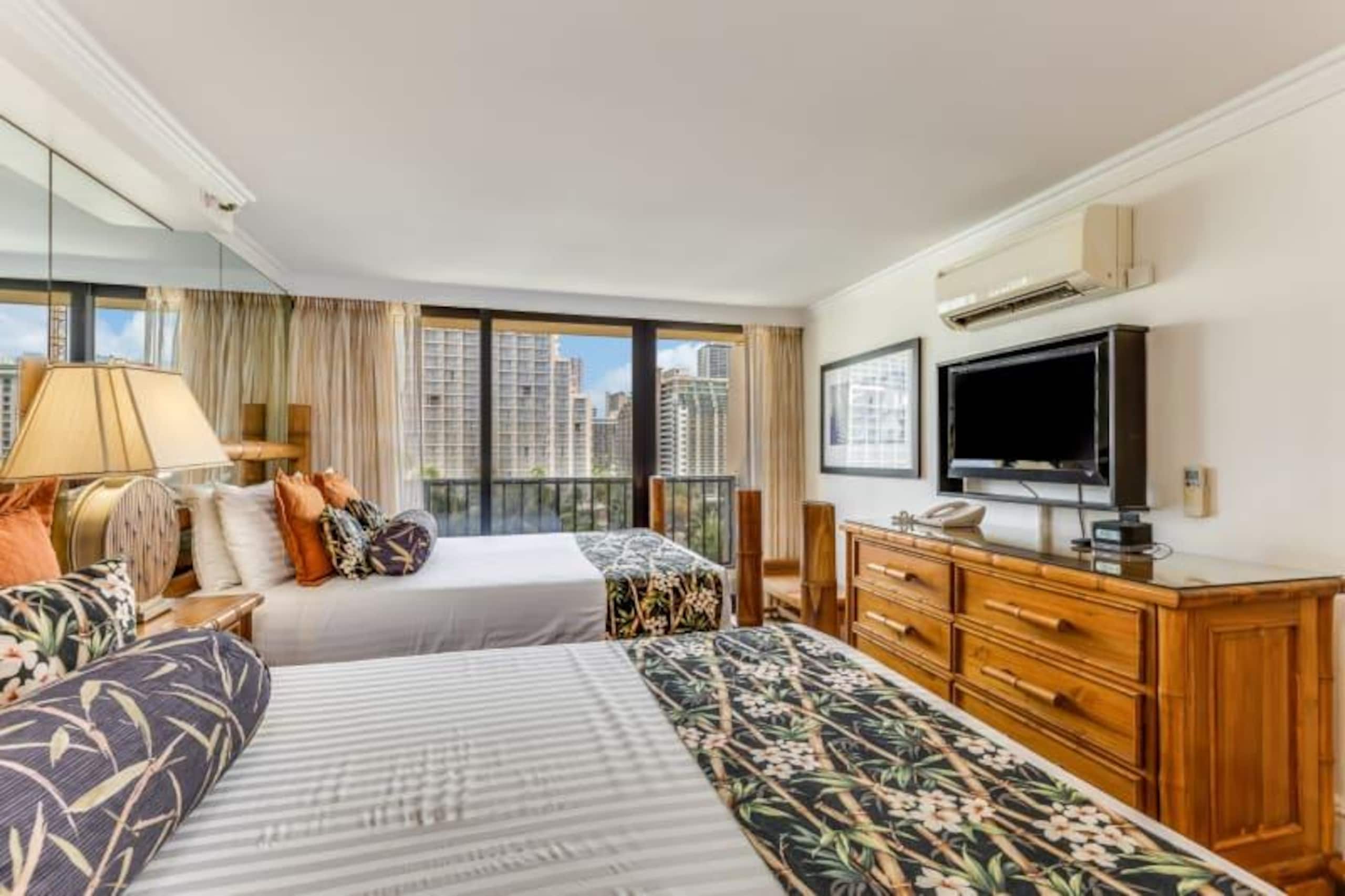 Condo in Honolulu · ★4.5 · 1 bedroom · 3 beds · 1 shared bath - Image 9