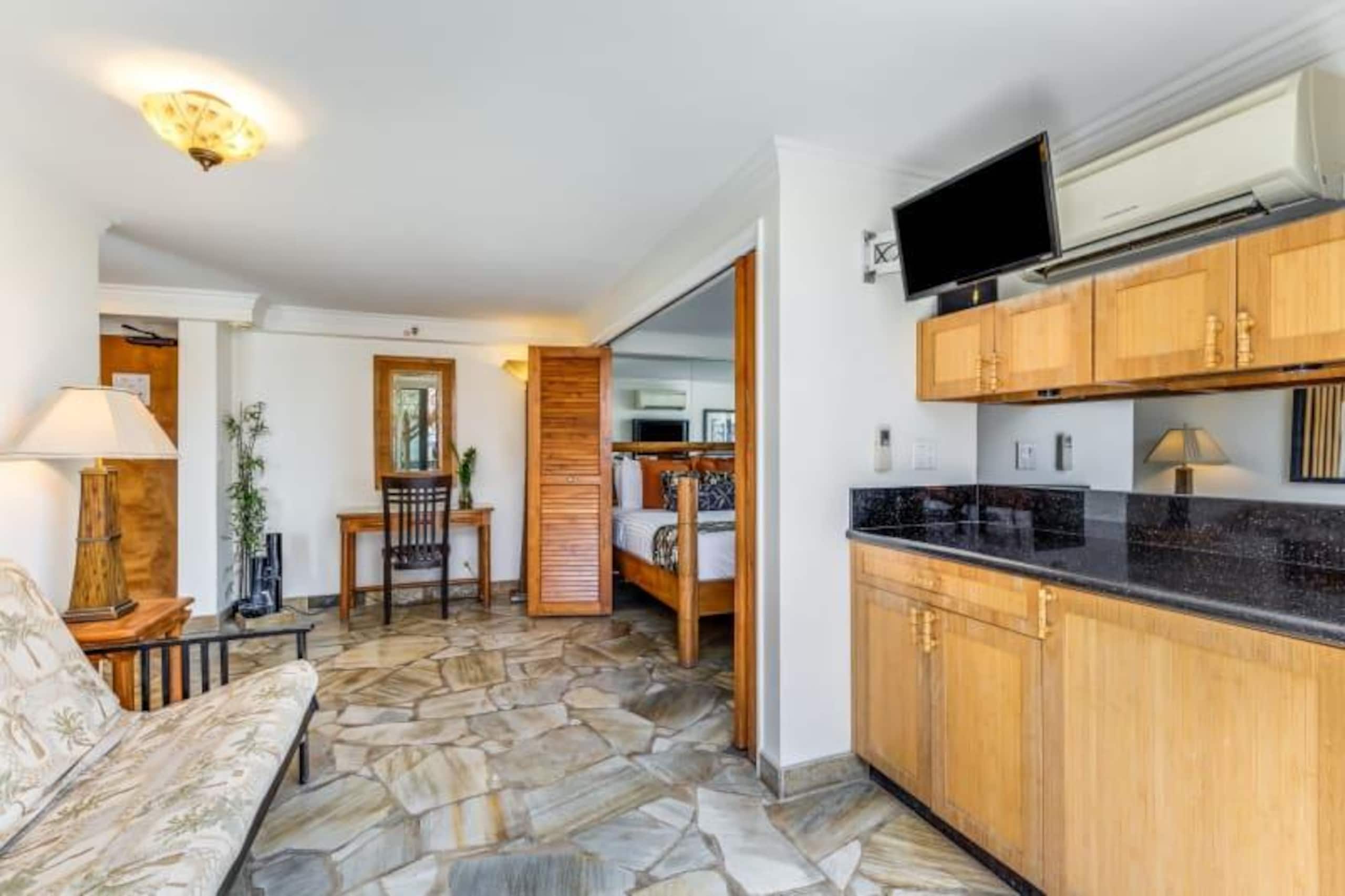 Condo in Honolulu · ★4.5 · 1 bedroom · 3 beds · 1 shared bath - Image 5