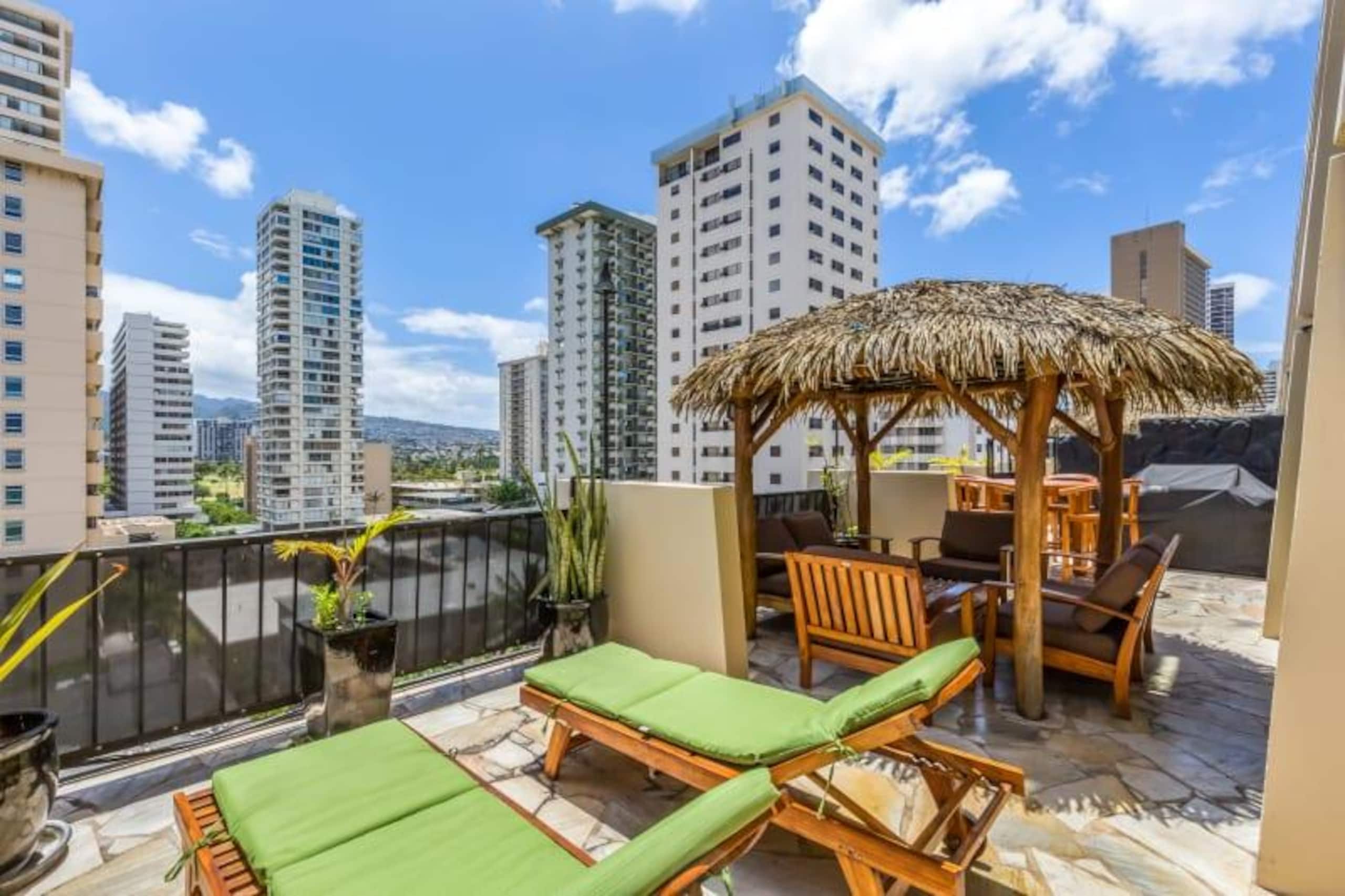 Condo in Honolulu · ★4.5 · 1 bedroom · 3 beds · 1 shared bath - Image 1