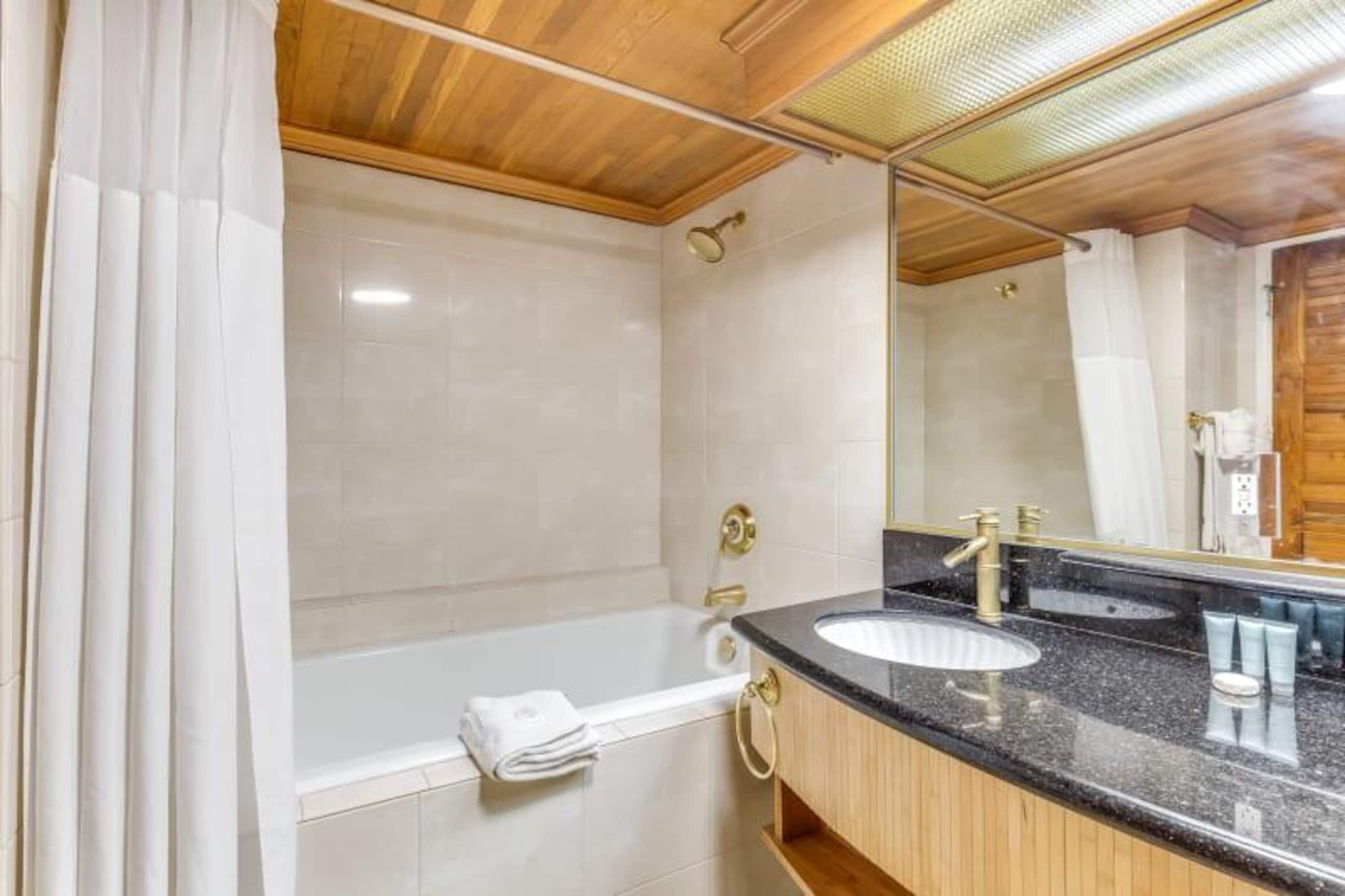 Condo in Honolulu · ★4.5 · 1 bedroom · 3 beds · 1 shared bath - Image 15
