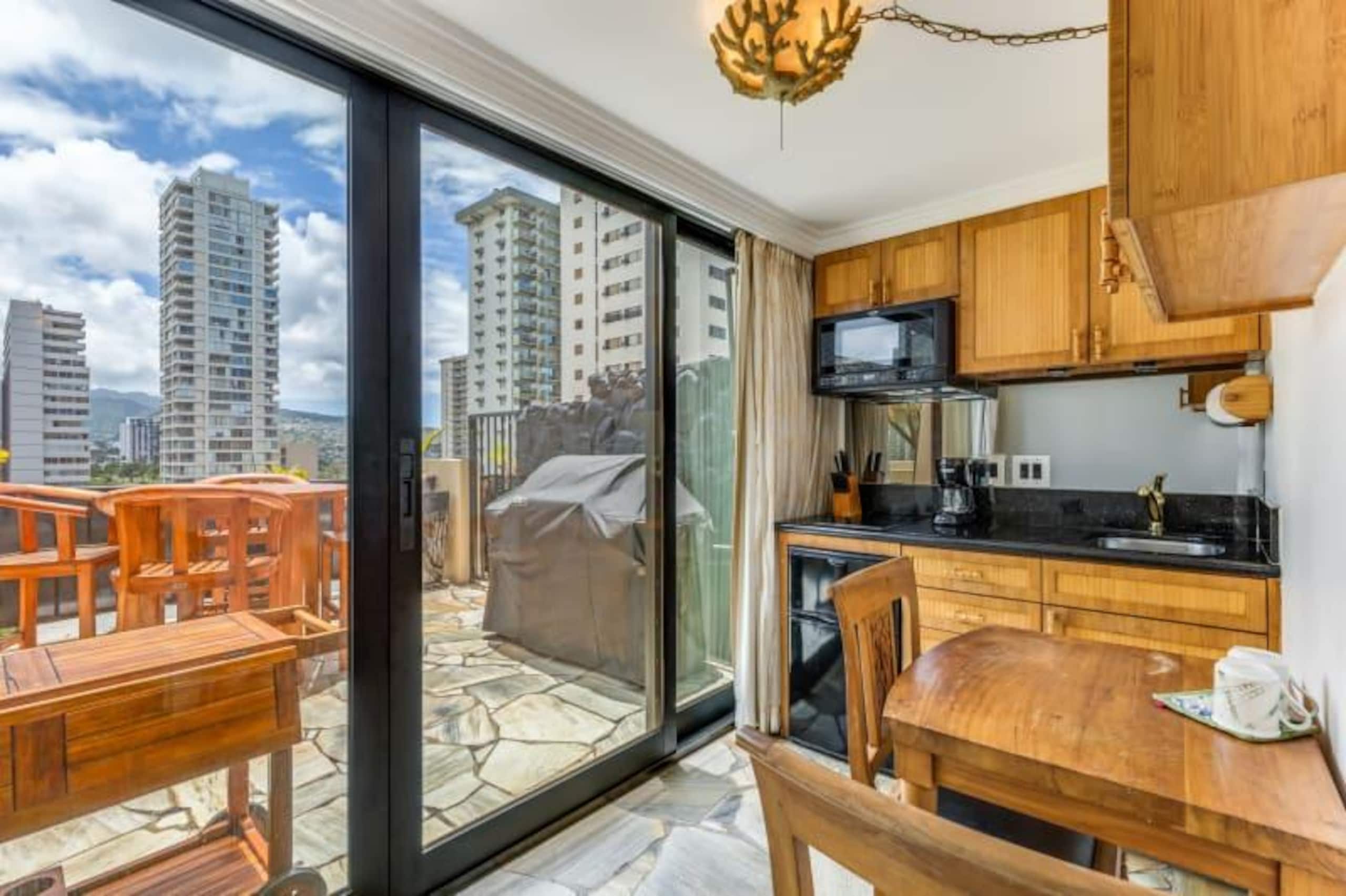 Condo in Honolulu · ★4.5 · 1 bedroom · 3 beds · 1 shared bath - Image 3