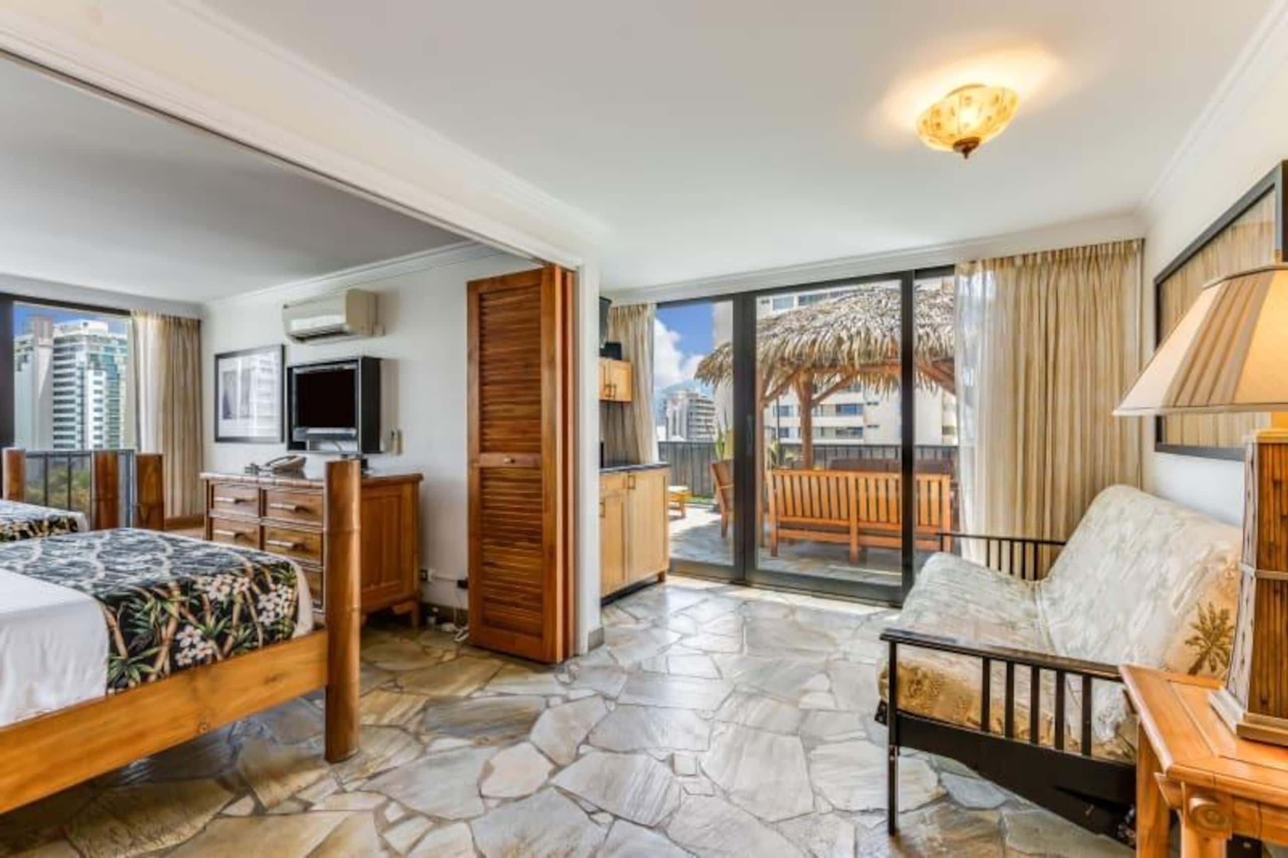 Condo in Honolulu · ★4.5 · 1 bedroom · 3 beds · 1 shared bath - Image 7