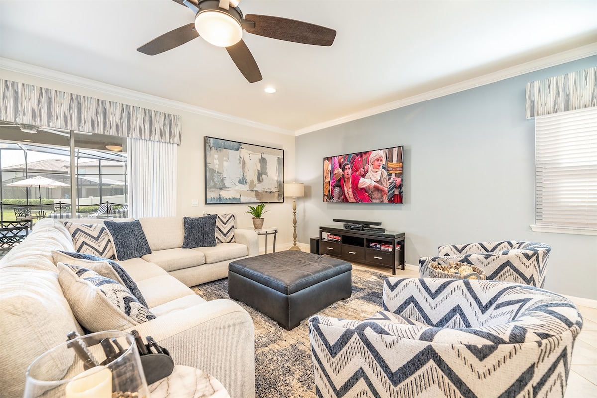 Successful Airbnb property: "Sunny Oasis" Huge Pool Deck/Movie Theatre/Arcade in Four Corners