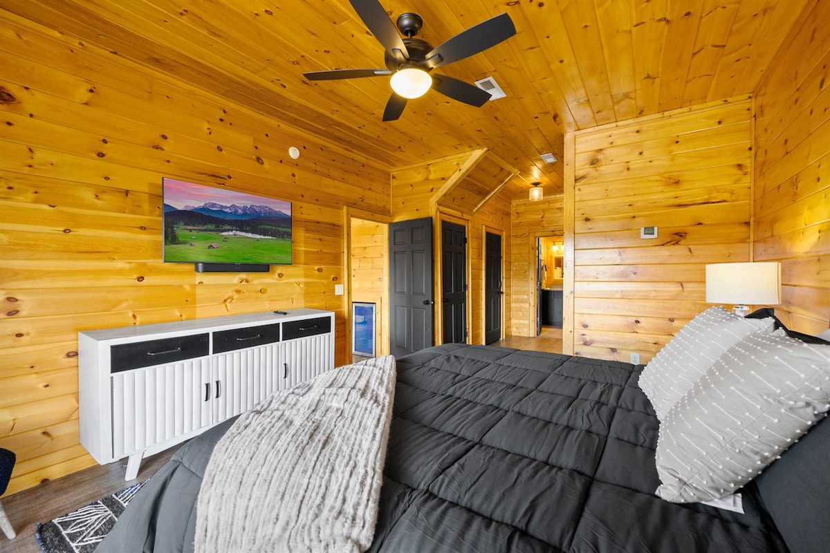 Spavaća soba u prizemlju s kupaonicom u pozadini