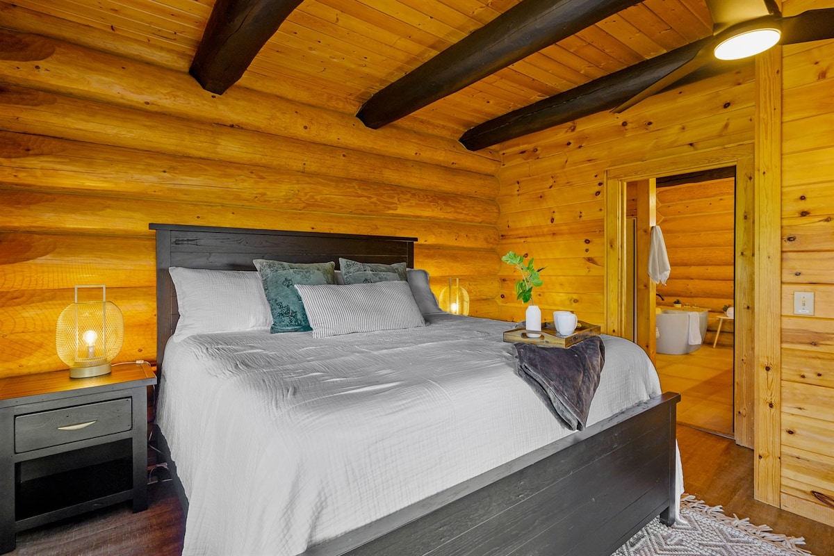 Spavaća soba na glavnoj razini s bračnim krevetom