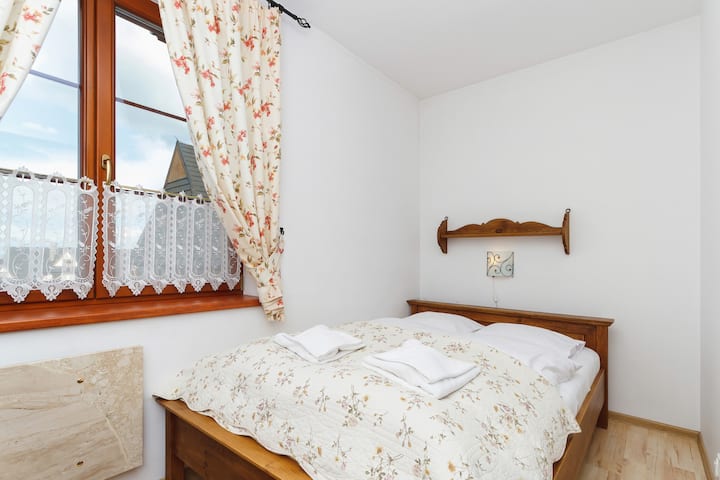 חדר שינה של Osada Gubałówka 199F/1 עם מיטה זוגית, כיסא וקומקום