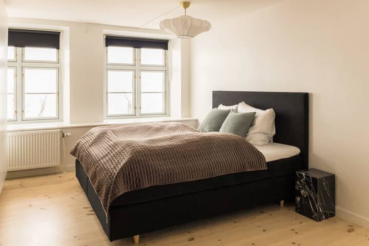 Fantastic 2BR Apt in Absolute Best Location gallery image 2