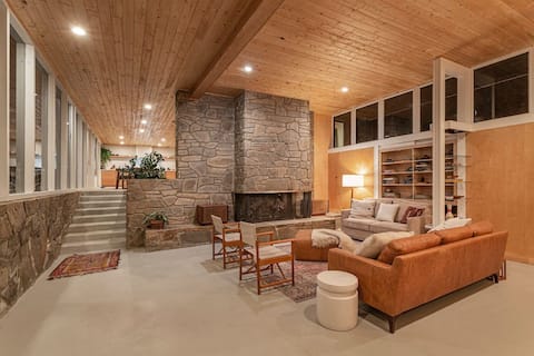 Top performing Airbnb: Beautiful Fully Renovated Mid-Century Modern Home! in Three Rivers