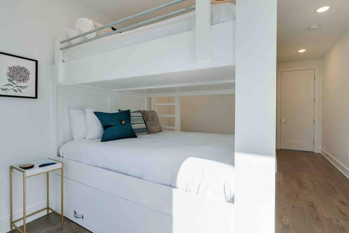 Chumba cha 2 cha kulala - Queen over queen bunk bed, full trundle with private attached full bath
