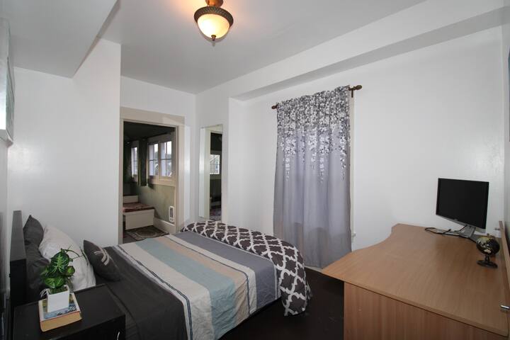 7 BDRM Top Queen Anne House,2min to Queen Anne Ave gallery image 4