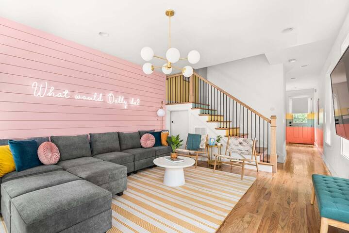 The Dolly House • 8BR • Sleeps 24 • 5min to DT gallery image 2