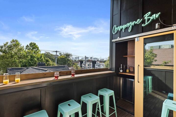 The Dolly House • 8BR • Sleeps 24 • 5min to DT gallery image 5