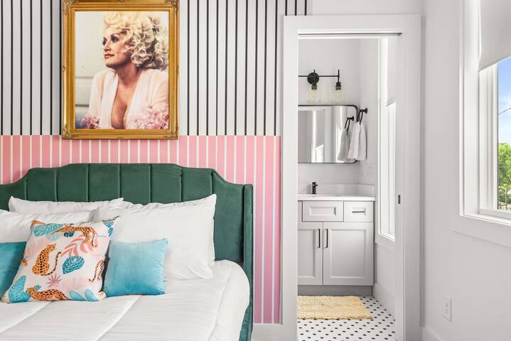 The Dolly House • 8BR • Sleeps 24 • 5min to DT gallery image 3