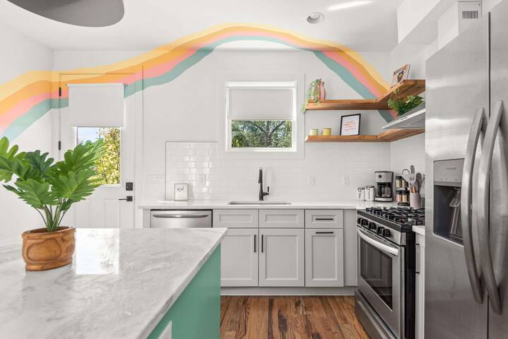 The Dolly House • 8BR • Sleeps 24 • 5min to DT gallery image 4