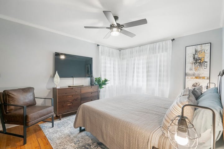 Chumba cha kulala chenye TV na kitanda cha ukubwa wa King