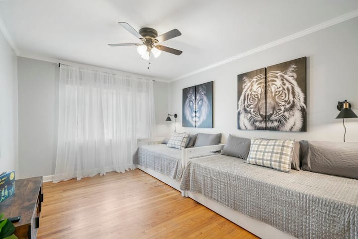 Vitanda vya siku 2....hutoa jumla ya vitanda pacha 4 wakati wa kutolewa.  Chumba kina TV na Nintendo iliyojaa michezo 600 ya video ya mavuno.