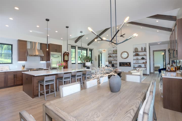Luxury Big Sky Mountain Farmhouse - Big Sky, MT
